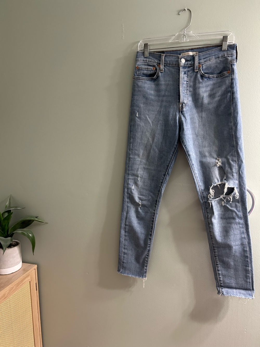 Levi’s wedgie skinny jeans distressed light wash